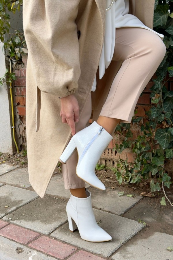 Loora Beyaz Rugan Desenli Topuklu Bot